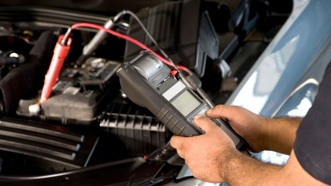 Cómo determinar cuándo reemplazar la batería de un carro