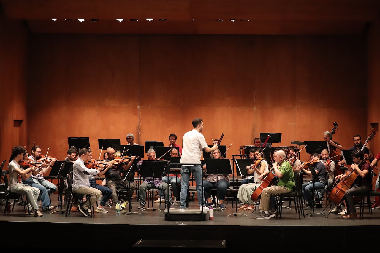 Orquesta filarmónica de Cali y su director asistente Martín Buitrago