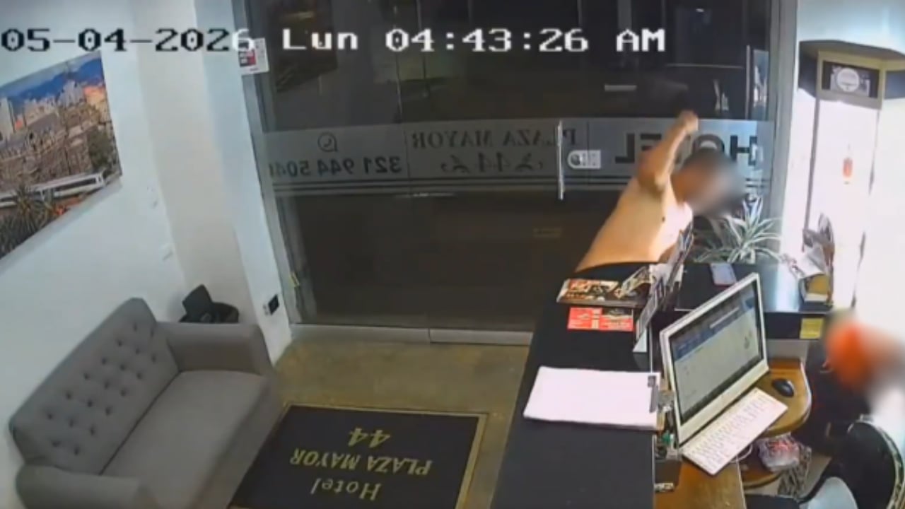 Aunque la mujer se intentó resguardar, el sujeto le arrojó objetos que estaban sobre el mostrador.