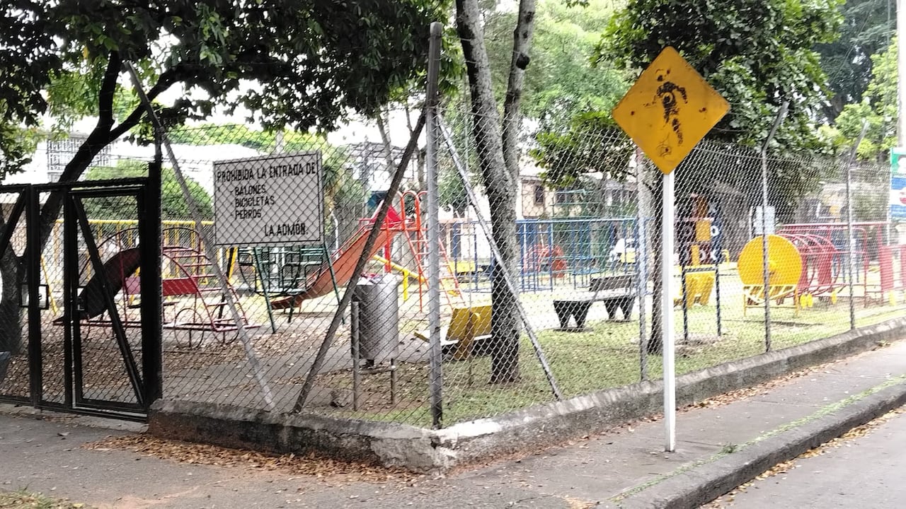 Los juegos infantiles permanecen sin uso debido a las restricciones de ingreso, según residentes.