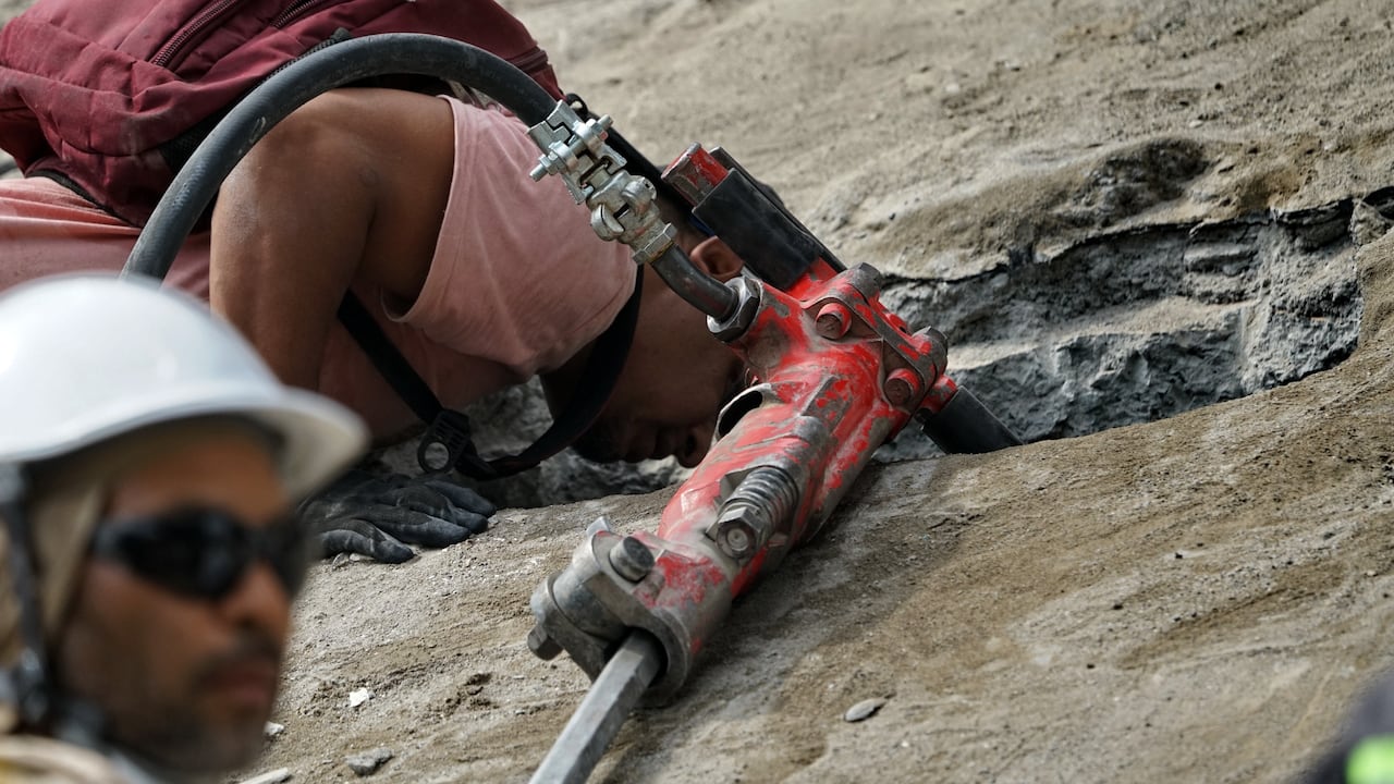 Los organismos de socorro que se encuentran desplegados sobre el sector de la calle Quinta con carrera 42 lograron identificar signos de supervivencia bajo la voluminosa masa de escombros.