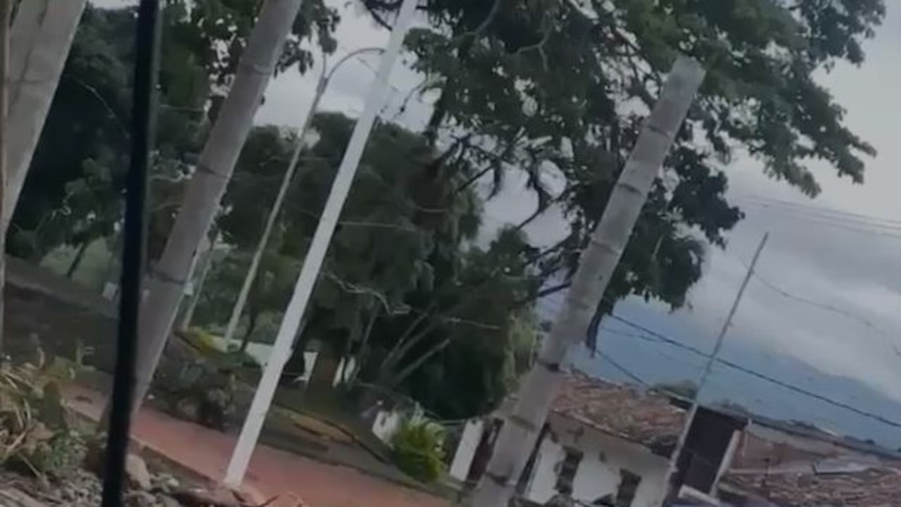 Los soldados y policías se defienden de este ataque, el cual comenzó en las horas de la madrugada de este martes 16 de diciembre.