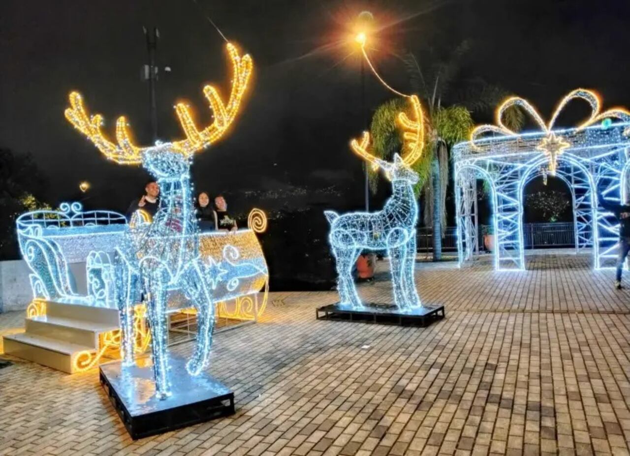 Una muestra del alumbrado de Pueblito Paisa en Medellín.