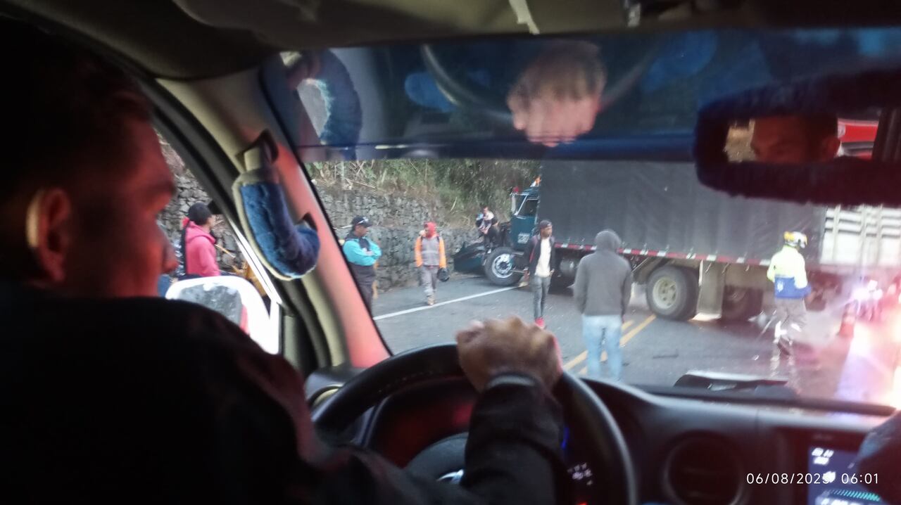 Los conductores quedaron atrapados en el largo trancón que se formó tras este aparatoso accidente.