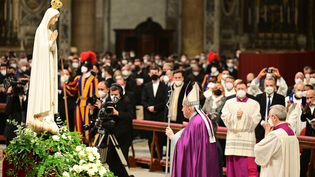 A woman outside the chapel "Capelinha das Aparicoes" looks at a man carrying a cross at Fatima, central Portugal, on May 11, 2017. Two of the three child shepherds who reported apparitions of the Virgin Mary in Fatima, Portugal, one century ago, will be declared saints on May 13, 2017 by Pope Francis.
The canonisation of Jacinta and Francisco Marto will take place during the Argentinian pontiff's visit to a Catholic shrine visited by millions of pilgrims every year. (Photo by PATRICIA DE MELO MOREIRA / AFP)