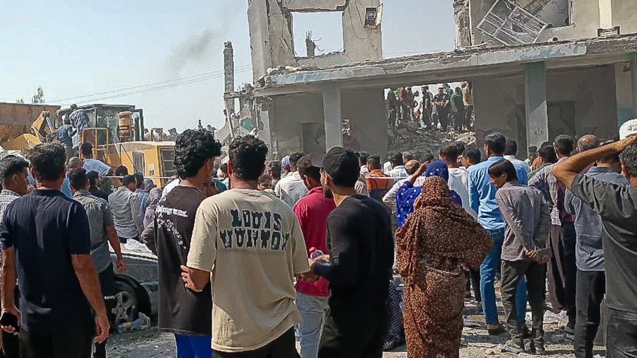 Esta imagen, obtenida de la agencia de noticias iraní ISNA, muestra el lugar de un ataque contra una escuela de niñas en Minab, en la provincia de Hormozgán, al sur de Irán, el 28 de febrero de 2026. Estados Unidos e Israel lanzaron ataques contra Irán el 28 de febrero. La emisora pública israelí informó que el líder supremo, el ayatolá Alí Jamenei, había sido el objetivo. La república islámica respondió con bombardeos de misiles contra los países del Golfo e Israel. (Foto de ALI NAJAFI / ISNA / AFP)