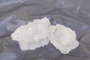 Muchos son los usos y beneficios de la piedra de alumbre.