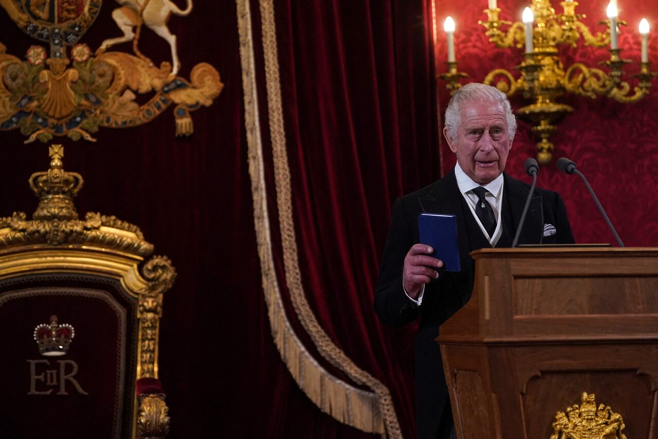 El rey Carlos III de Gran Bretaña hace su declaración durante una reunión del Consejo de Adhesión dentro del palacio de St. James en Londres el 10 de septiembre de 2022, para proclamarlo como el nuevo Rey.
