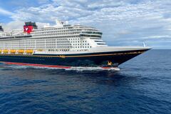 El Disney Destiny, una nueva incorporación a la creciente flota de Disney Cruise Line, zarpará en su viaje inaugural desde Port Everglades en Fort Lauderdale, Florida, el 20 de noviembre de 2025, seguido de una temporada inaugural de cruceros de cuatro y cinco noches a las Bahamas y el Caribe Occidental. El barco se basa en el legado de los héroes y villanos más grandes de la vida de Disney para crear experiencias vacacionales únicas para las familias. (Disney) © Disney
