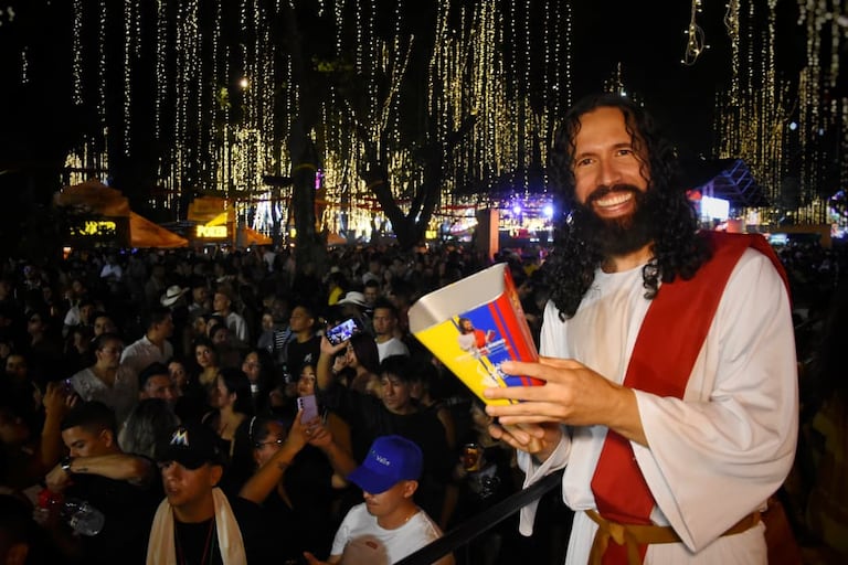 Jesús Salsero nació en Semana Santa en Cali y se hizo viral. Ahora anda en la Feria de Cali, llevando un mensaje de sana alegría.