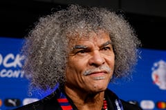 Carlos 'El Pibe' Valderrama atiende a los medios en una zona mixta.