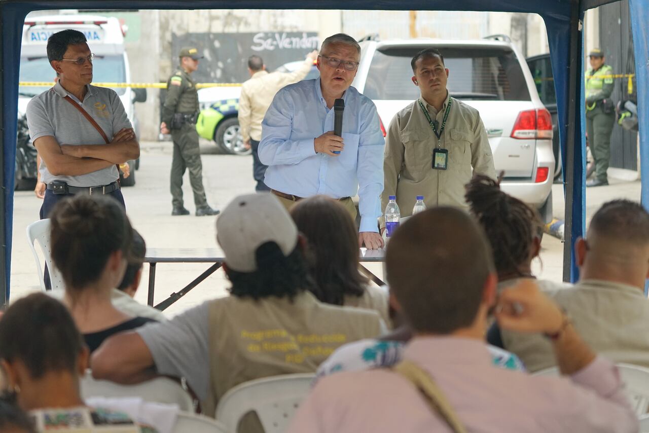 El ministro de Justicia, Néstor Osuna, socializa la Política Nacional de Drogas ‘Sembrando vida, desterramos el narcotráfico’ evento que se reqliza en el barrio Sucre en la carrera 11A entre calles 19 y 20. Es una actividad novedosa porque es la primera vez que un gobierno socializa con consumidores directamente una Política de Drogas. Y se eligió a Cali como la primera ciudad en la que se va a realizar esta actividad