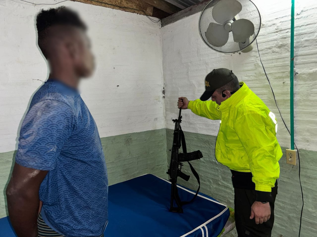 El coronel Elver Vicente Alfonso Sanabria, Director de Investigación Criminal e INTERPOL, detalló que durante el procedimiento fueron hallados dos fusiles.