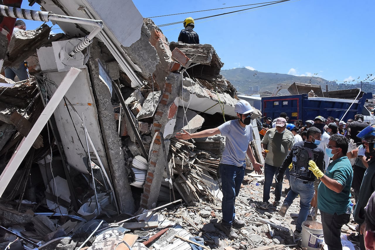 Terremoto en Cali, Colapso de infraestructura en diferentes lugares de la ciudad. Clínica de Colores, DESA, Galería Alameda, Edificaciones sobre la avenida roosvelt y al frente del coliseo de Hockey Miguel Calero.