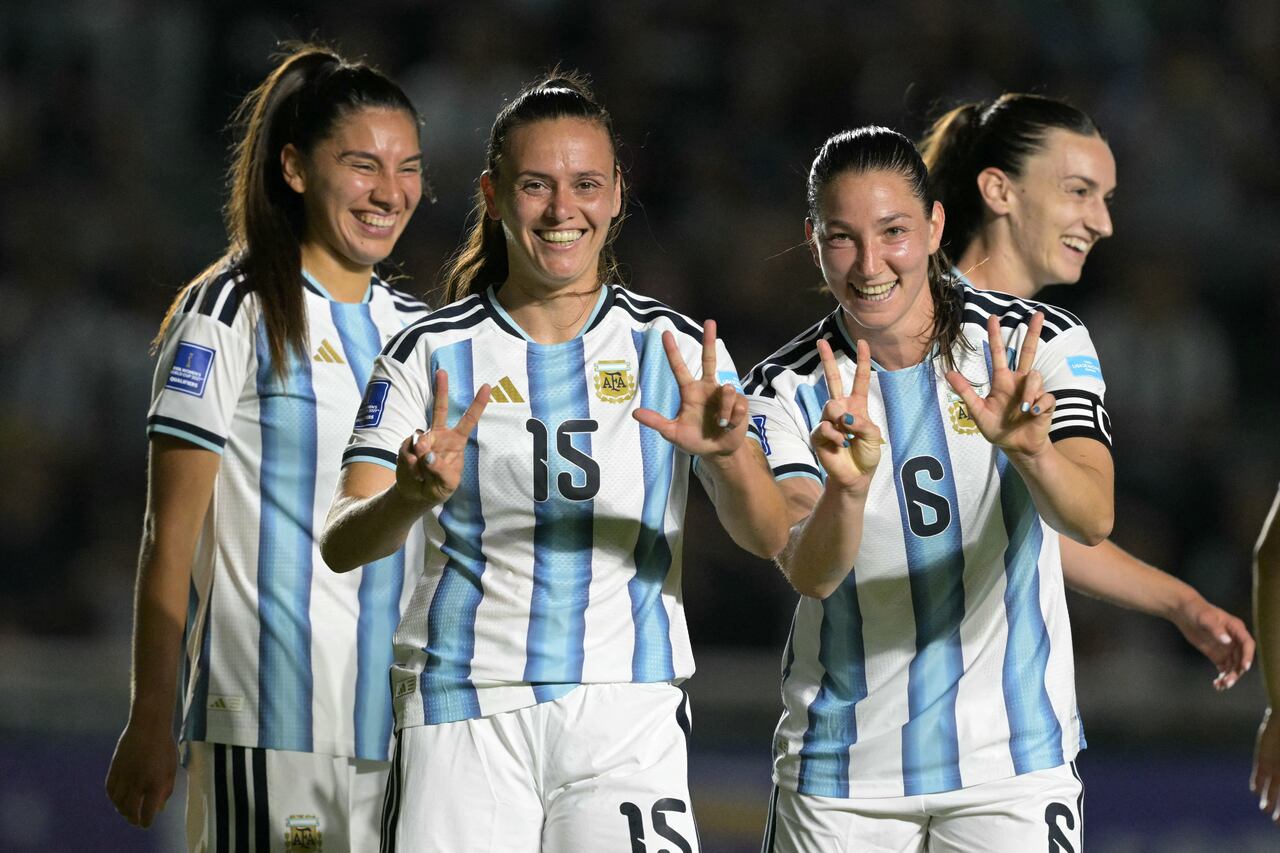 La defensora argentina #15 María Bon Segundo celebra con su compañera defensora #06 Aldana Cometti tras anotar un penalti durante el partido de la Liga de Naciones Femenina Conmebol 2025-26 entre Argentina y Bolivia en el Estadio Florencio Sola en Banfield, provincia de Buenos Aires, el 2 de diciembre de 2025. (Foto de JUAN MABROMATA / AFP)