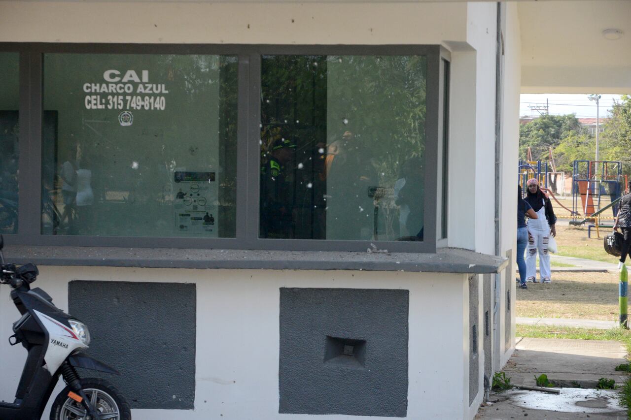 Cali: Al oriente de la ciudad, en el CAI de Charco Azul, fue lanzado por delincuentes una granada contra las instalaciones, dejando por fortuna solo perdidas materiales. Foto José L Guzmán. El País agostó 5-23
