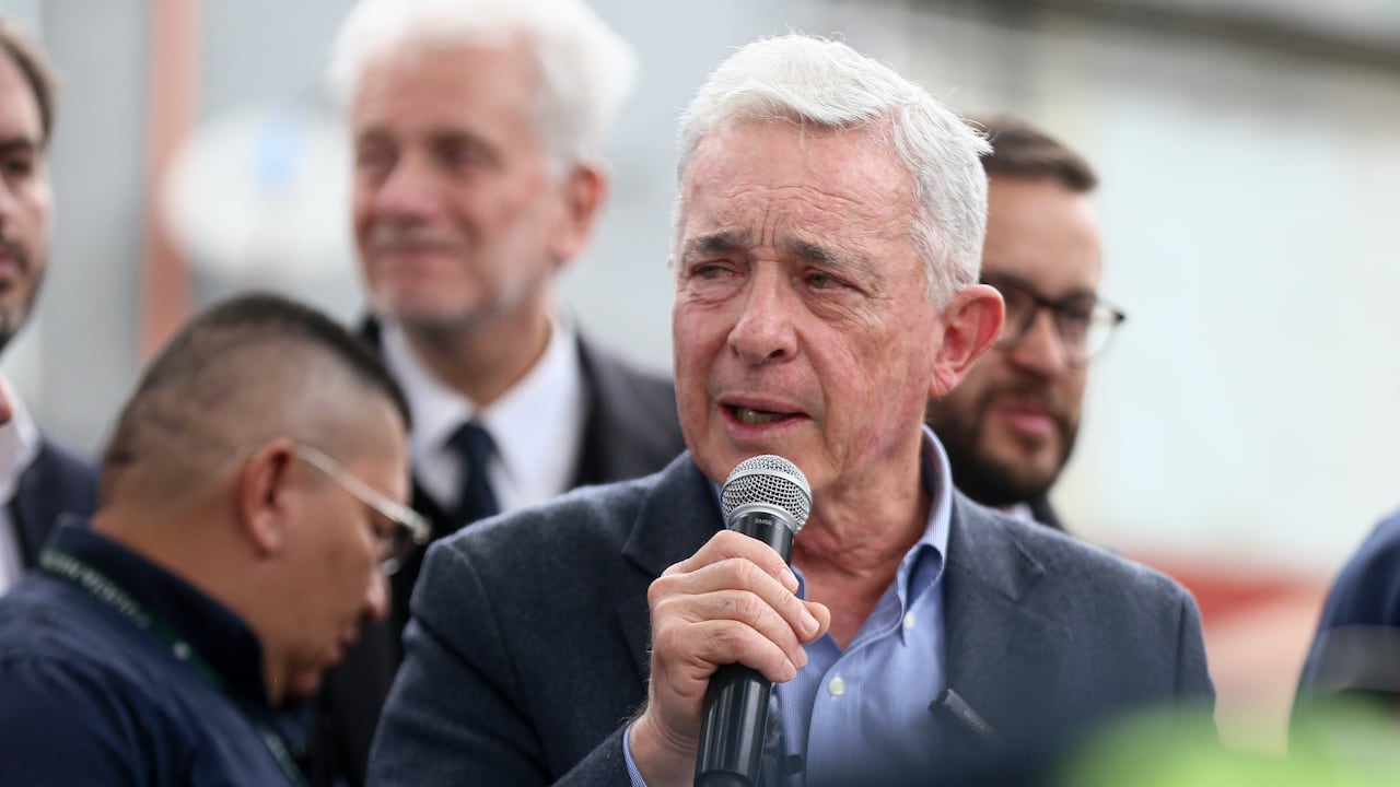 El expresidente Álvaro Uribe Vélez, acompañado del partido Centro Democrático, visitó el lugar en el que el Senador Miguel Uribe Turbay sufrió el atentado que ocasionó su muerte.