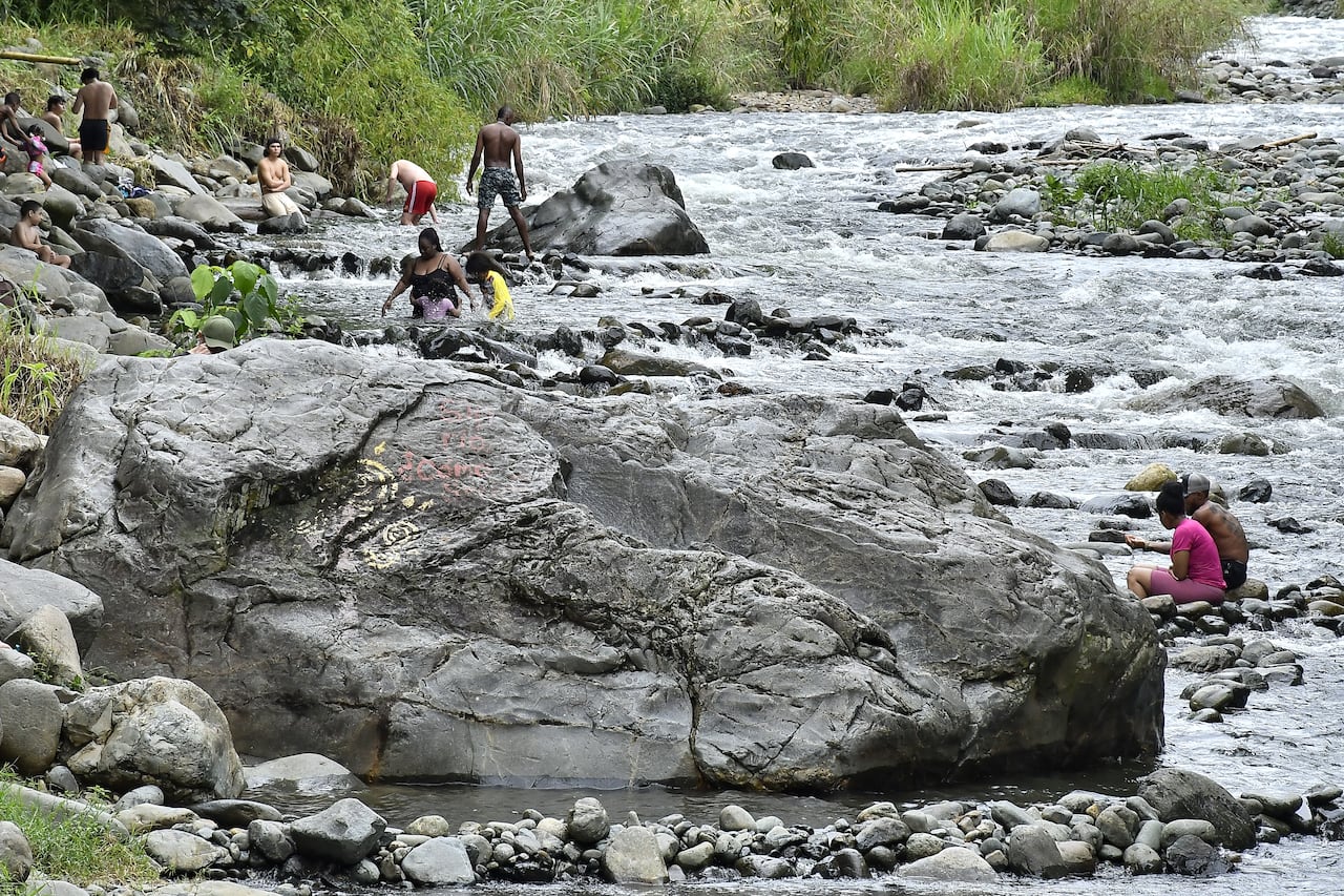 Los diferentes organismos de seguridad de la ciudad como son, los Guardas de transito , Bomberos y la Policia Nacional, Hacen presencia en uno de los lugares mas concurrido por estos primeros días del año, para vigilar de primera mano el comportamiento de las personas que visitan al rio Pance. Fotos Raúl Palacios El País.