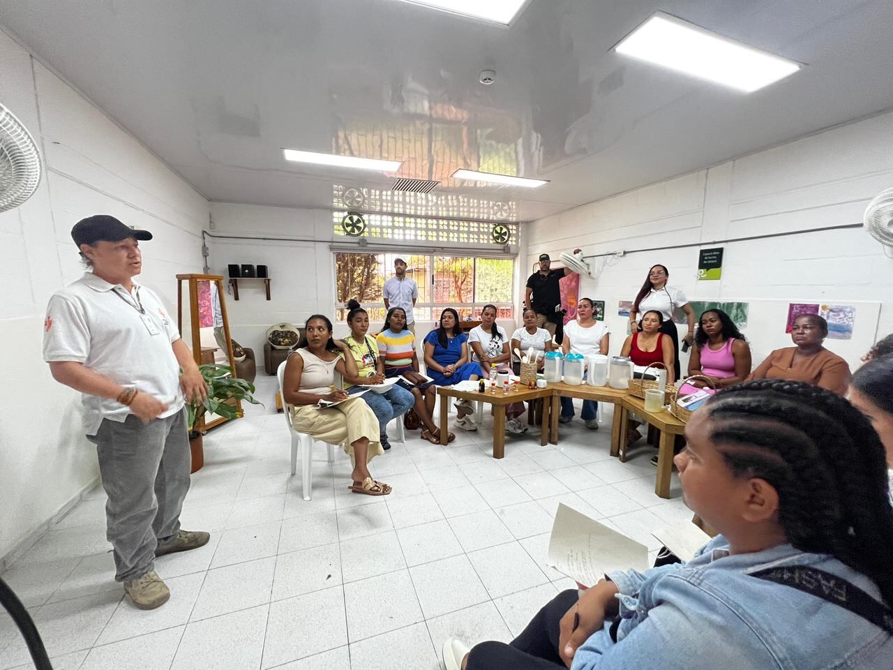 Las madres del programa pueden acceder a talleres con el Sena en los que se les enseñan diferentes actividades para emprender.