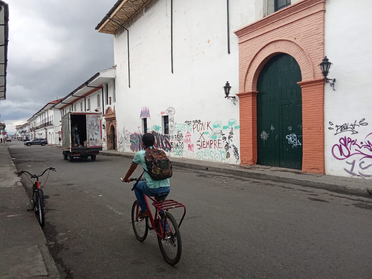 En los rayones se leen mensaje donde consideran a los grupos armados ilegales, como las disidencias de las Farc, como organizaciones paramilitares.