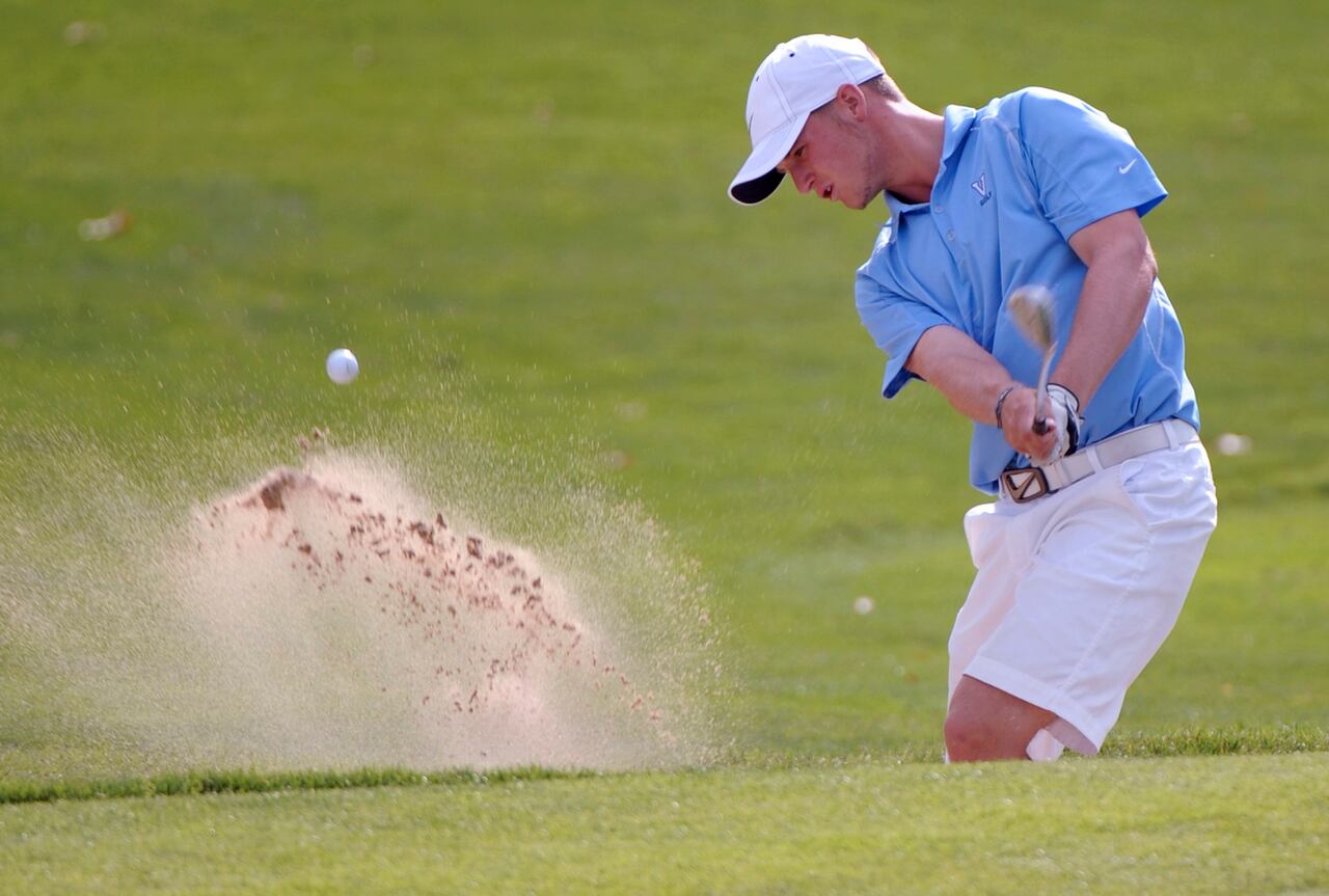 ARCHIVO - Wyndham Clark de Valor Christian High School salta de la arena al green 18 durante el campeonato estatal de golf masculino 4A Colorado High School en Pelican Lakes Golf Club en Windsor, Colorado, el martes 4 de octubre de 2011. Wyndham Clark ganó el U.S. Abierto el Día del Padre, pero él sería el primero en decirle a la gente que esta victoria fue realmente para su madre. (RJ Sangosti/The Denver Post vía AP, Archivo)