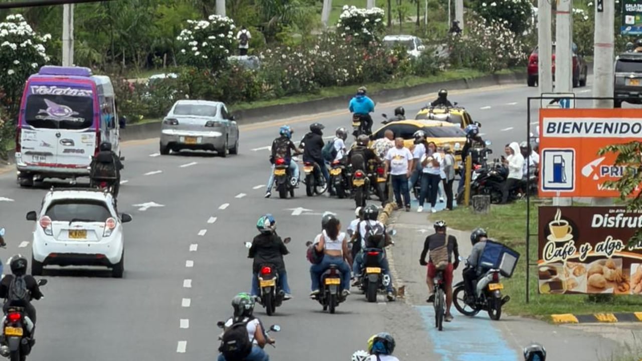 Caravana fúnebre de Juan David Ruiz, el joven patinador que falleció mientras realizaba su entrenamiento habitual en el Patinódromo Mundialista 'Luz Mery Tristán'. Sus compañeros de la Liga Vallecaucana de Patinaje y del Club Relámpago, al que pertenecía, lo acompañan en patines.