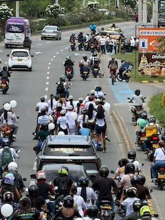 Caravana fúnebre de Juan David Ruiz, el joven patinador que falleció mientras realizaba su entrenamiento habitual en el Patinódromo Mundialista 'Luz Mery Tristán'. Sus compañeros de la Liga Vallecaucana de Patinaje y del Club Relámpago, al que pertenecía, lo acompañan en patines.