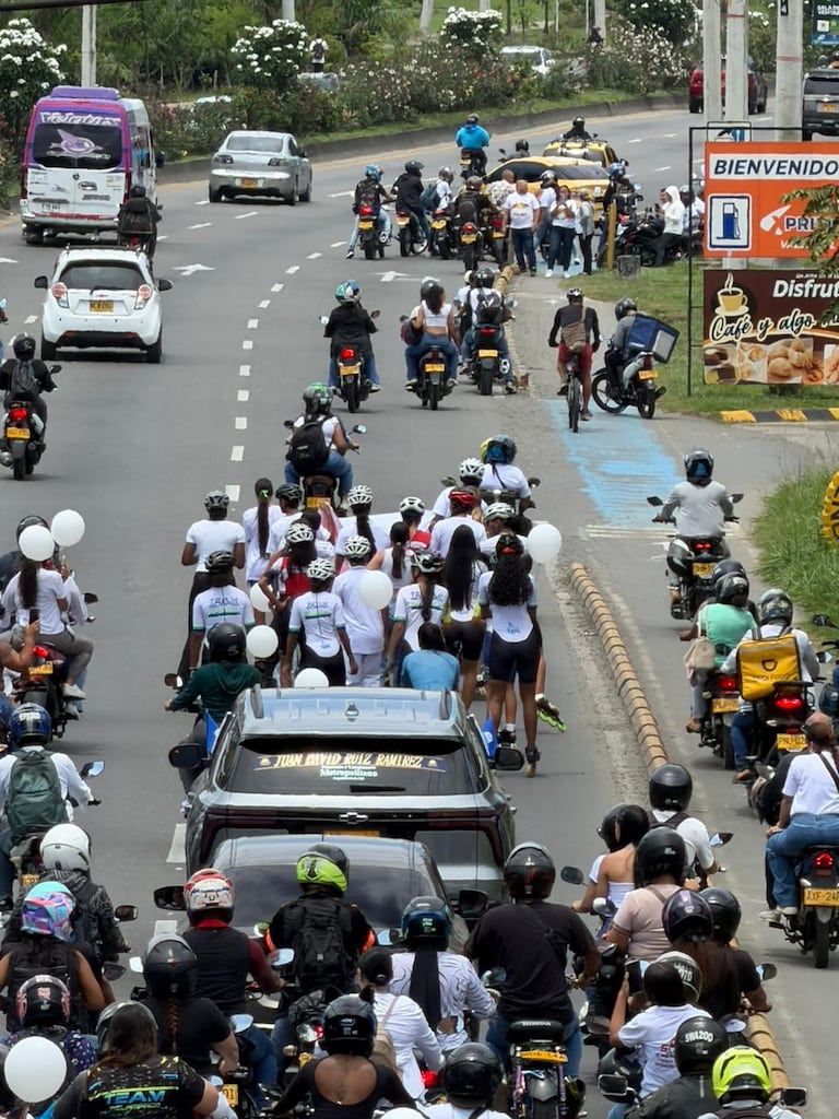 Caravana fúnebre de Juan David Ruiz, el joven patinador que falleció mientras realizaba su entrenamiento habitual en el Patinódromo Mundialista 'Luz Mery Tristán'. Sus compañeros de la Liga Vallecaucana de Patinaje y del Club Relámpago, al que pertenecía, lo acompañan en patines.