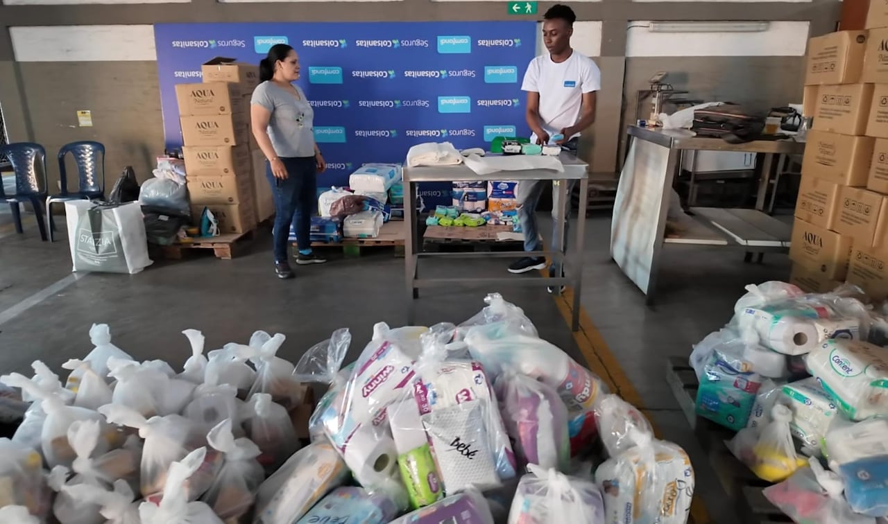 Proceso de clasificación minuciosa de alimentos no perecederos destinados a las familias damnificadas.
