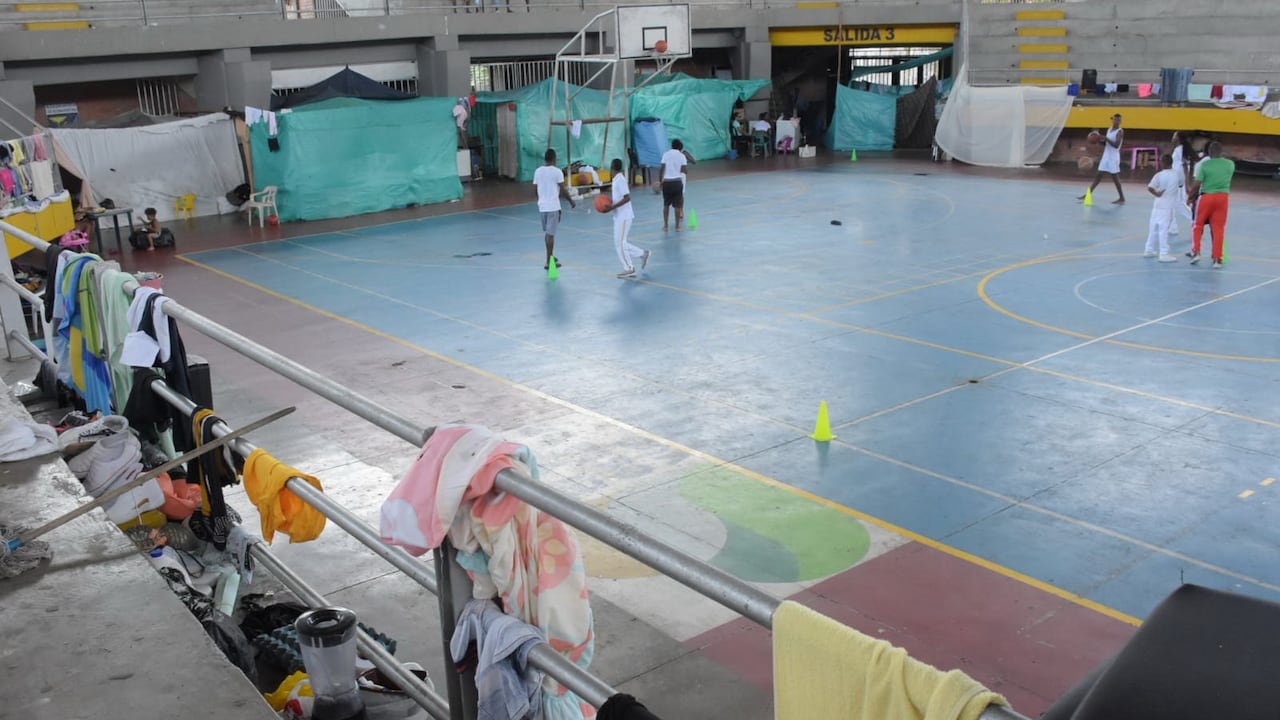 128 Familias desplazadas del Bajo Calima por enfrentamientos entre grupos armados de la zona, están viviendo en el Coliseo desde Abril del 2022 a la espera de que los reubiquen o poder volver a su territorio.