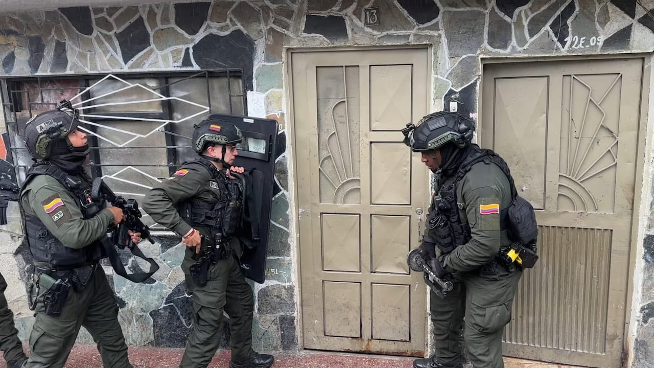 Dos hombres fueron capturados y un menor de edad aprehendido en un operativo de investigación e inteligencia policial, por su presunta participación en el lanzamiento de una granada de fragmentación contra la subestación de Policía Jamondino.