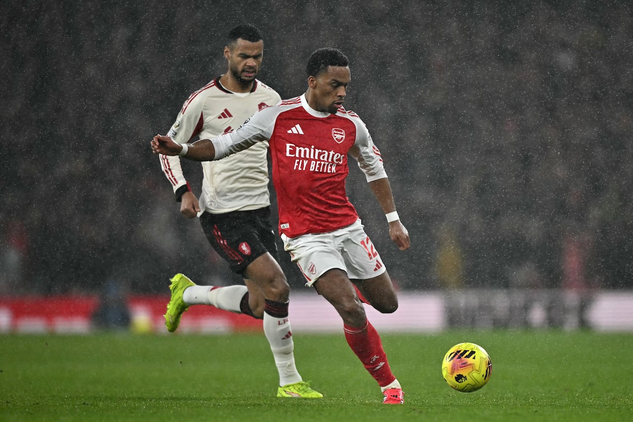 El defensa holandés #12 del Arsenal, Jurrien Timber (derecha), juega el balón bajo la presión del delantero holandés #18 del Liverpool, Cody Gakpo (izquierda), durante el partido de la Premier League inglesa entre el Arsenal y el Liverpool en el Emirates Stadium en Londres el 8 de enero de 2026. (Foto de Ben STANSALL / AFP)