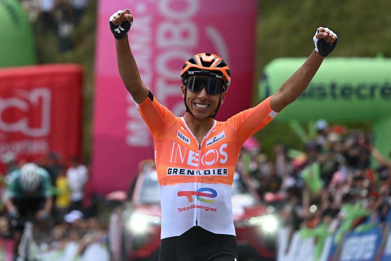 El ciclista colombiano Egan Bernal cruza la meta para ganar el Campeonato Nacional de Ciclismo de Ruta en Zipaquirá, Colombia, el 8 de febrero de 2026. (Foto de Raúl ARBOLEDA / AFP)