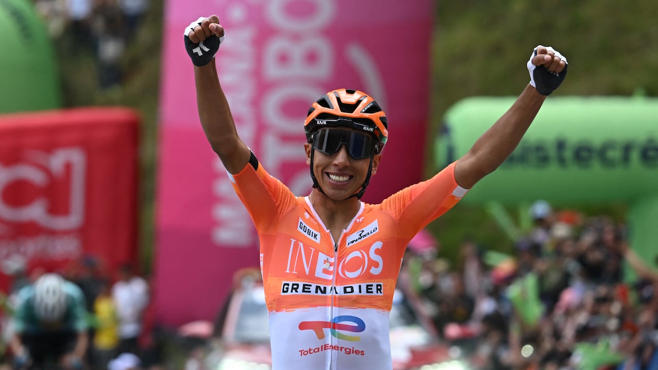 El ciclista colombiano Egan Bernal cruza la meta para ganar el Campeonato Nacional de Ciclismo de Ruta en Zipaquirá, Colombia, el 8 de febrero de 2026. (Foto de Raúl ARBOLEDA / AFP)