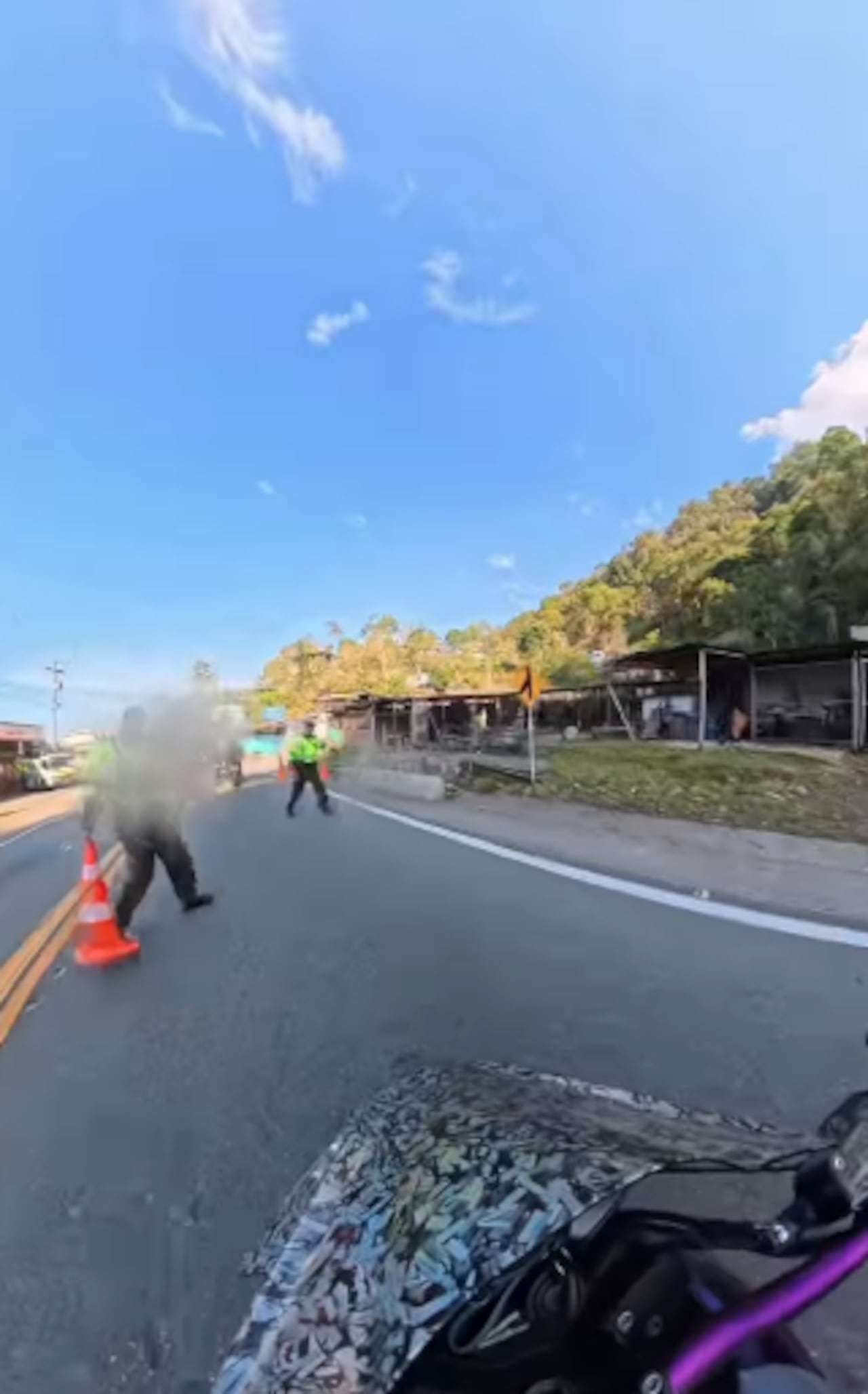 La motociclista Natalia Biker publicó en redes sociales el video en el que se observa su fuga de un control de tránsito.