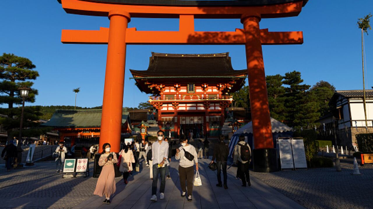 Los turistas visitan el santuario Fushimi Inari-Taisha, uno de los destinos turísticos más populares de Japón el 8 de octubre de 2022 en Kioto, Japón.