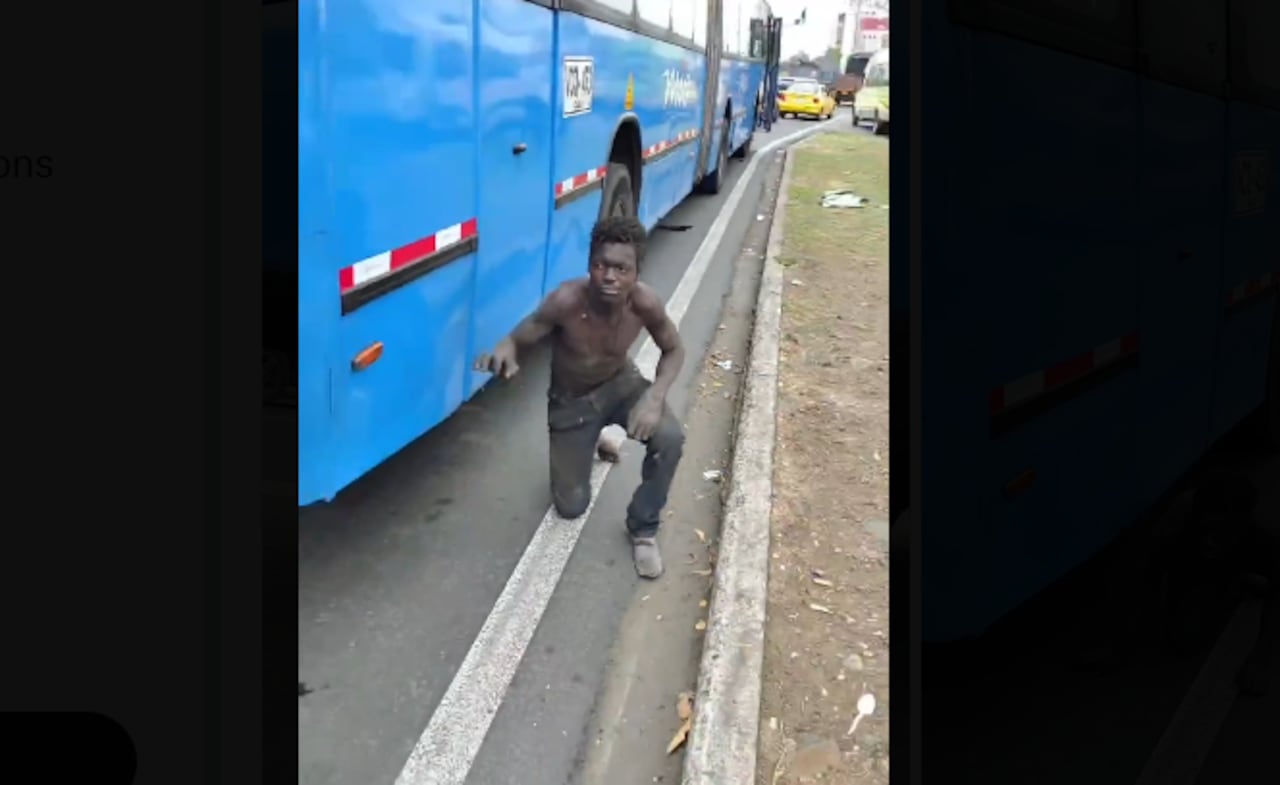 Hombre se quedó dormido bajo en bus del MIO.