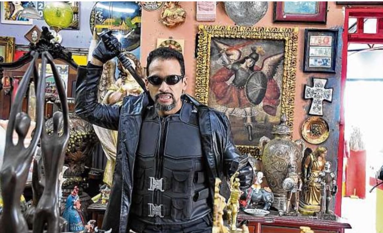 Mauricio Camayo Collazos, codirector del Cali Pop Festival y esposo de Isabel Guerrero, posa como Blade, el Cazavampiros, en Antigüedades Pulguero Persa, ubicado en la Calle 9B #28-56B. Ideal para fans de lo retro.