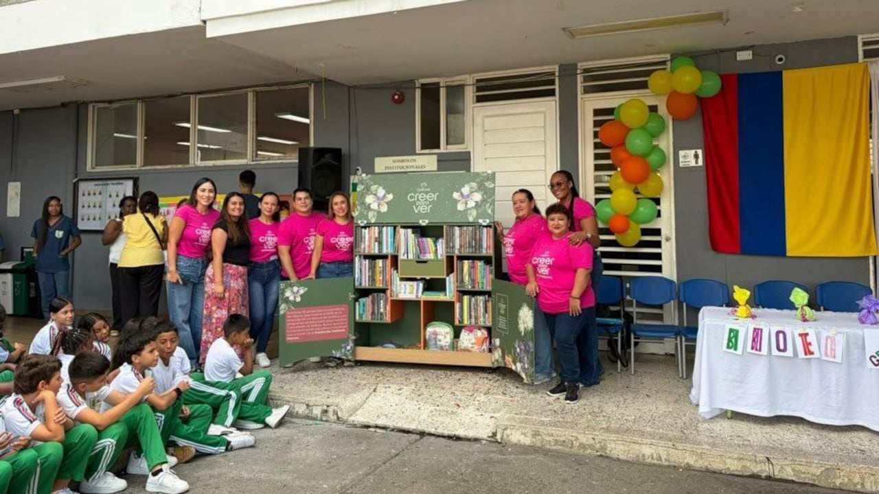 Natura y la Fundación Instituto Natura entregan una nueva biblioteca escolar itinerante en la Institución Educativa Humberto Jordán Mazuera.