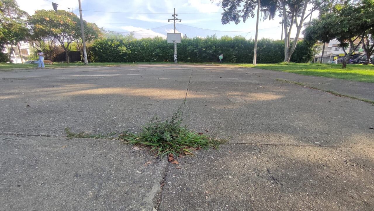 Cancha de baloncesto abandonada en la calle 70 con carrera 10