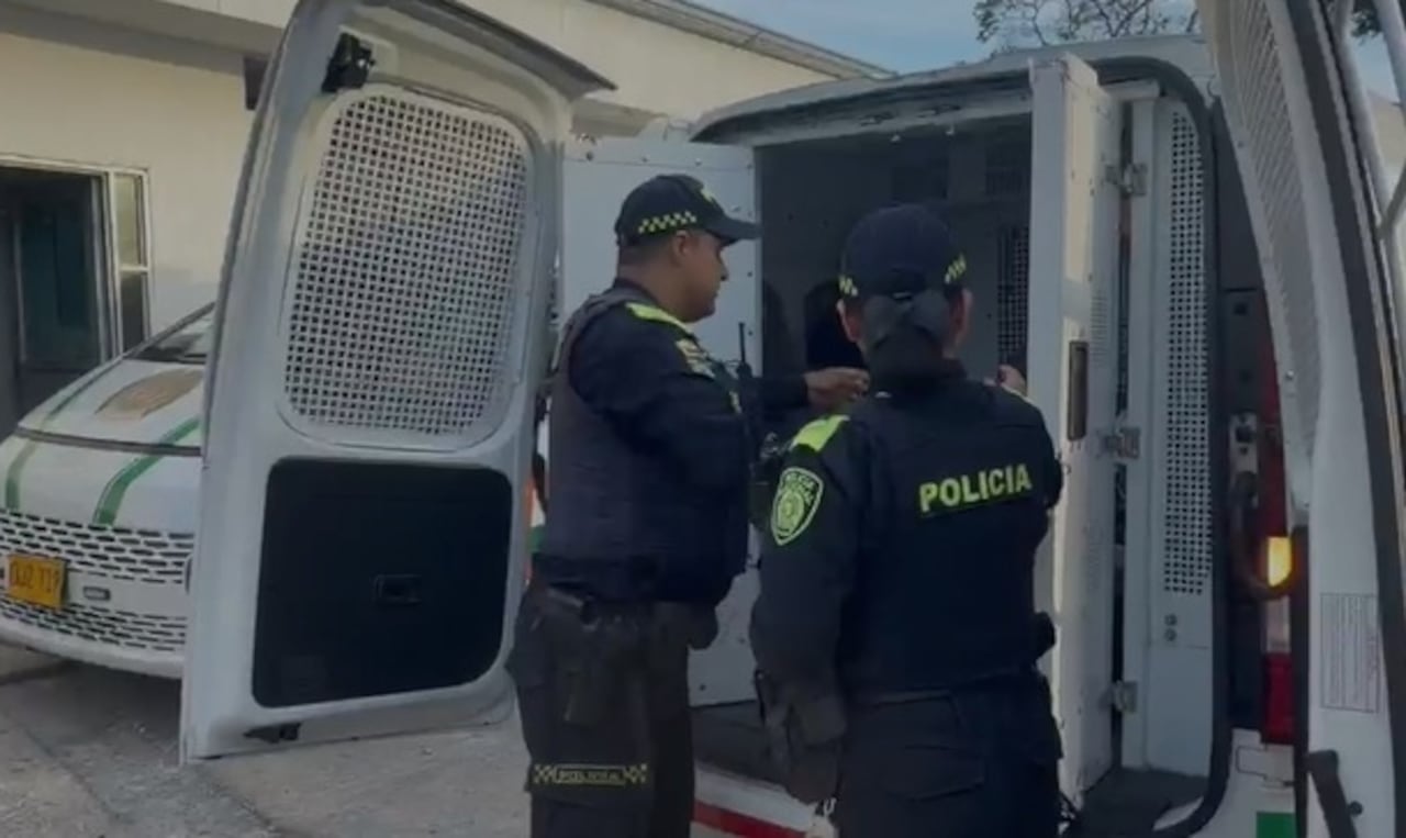 Uno de los detenidos es un patrullero activo de la Policía Nacional y otro un exuniformado destituido en 2025. Ambos quedaron a disposición de la Fiscalía General de la Nación.