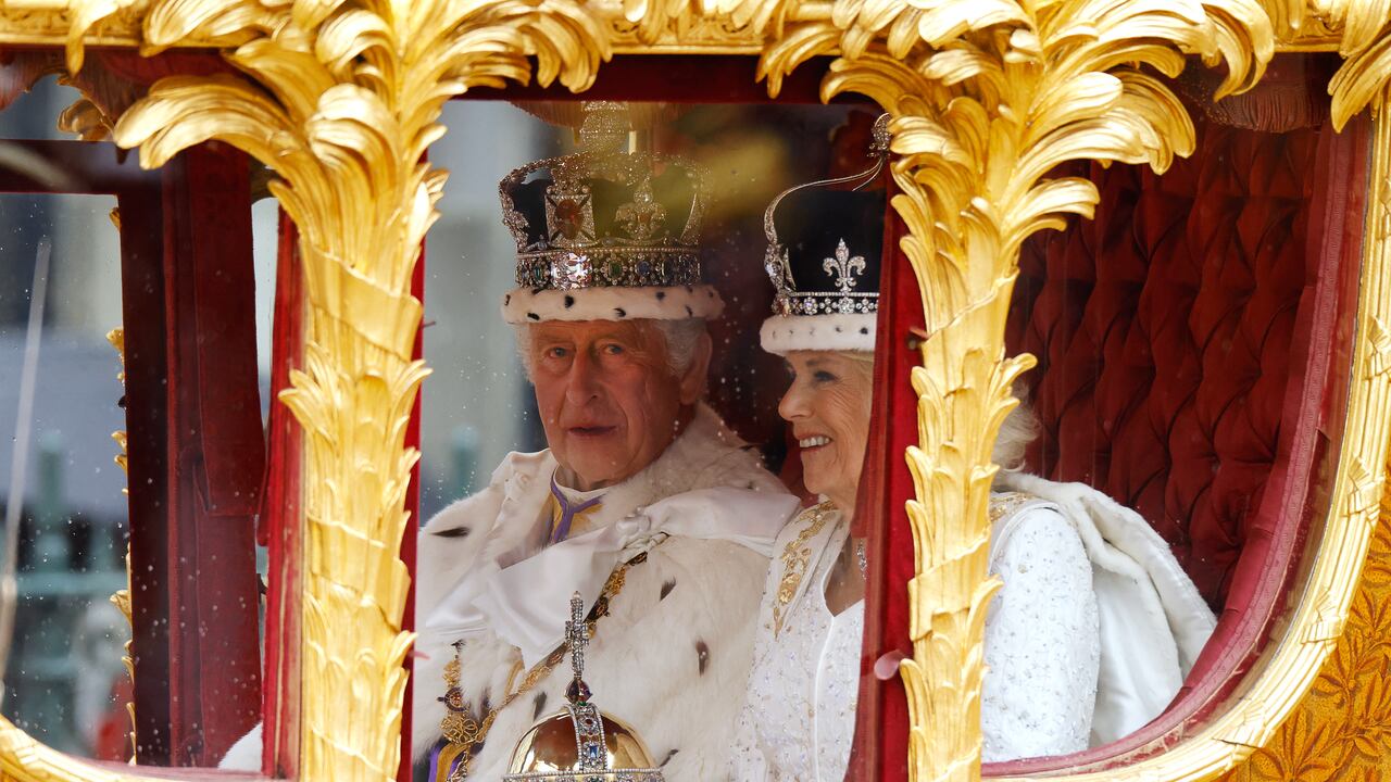 Como si se tratase de un cuento de hadas, Carlos y Camila hicieron el recorrido por Londres en la histórica carroza de oro.