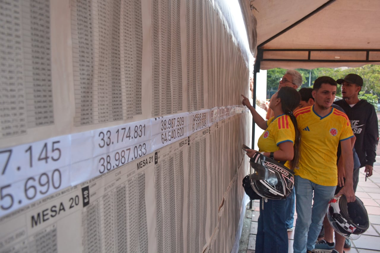 Los colombianos salieron a votar en las urnas para elegir presidente y vicepresidente.