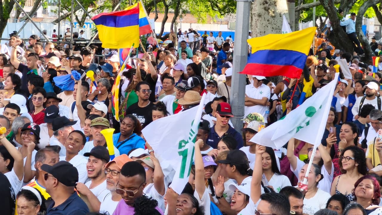 Congregación masiva de ciudadanos en el Parque de las Banderas en Cali a la espera del presidente Gustavo Petro.