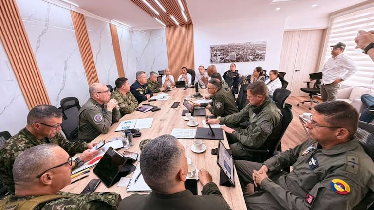 El ministro de Defensa, Pedro Sánchez, junto al alcalde Alejandro Eder y la gobernadora Dilian Francisca Toro, durante el consejo de seguridad en Palmira