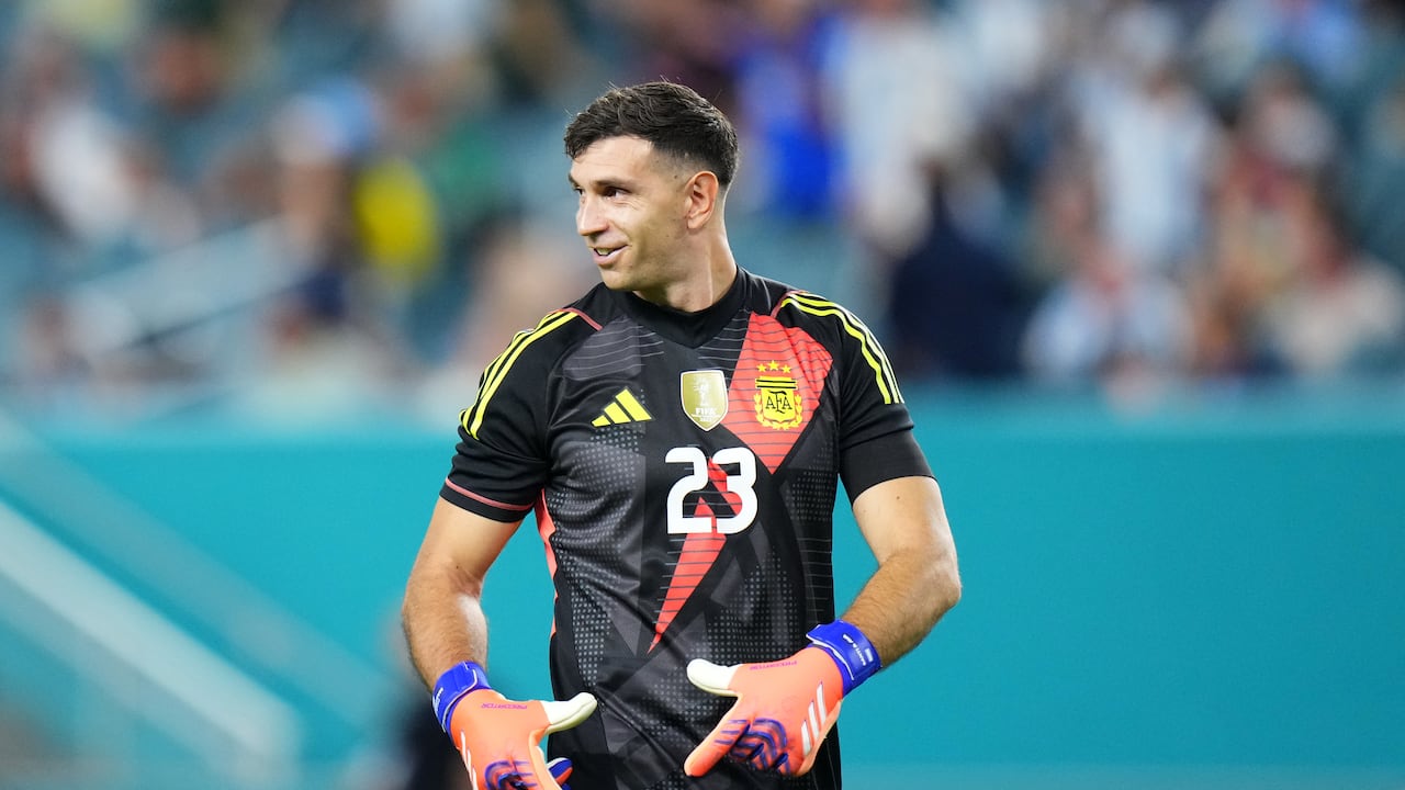 Emiliano Dibu Martínez, gran ausencia en la última convocatoria de la Selección Argentina.