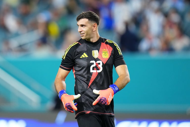 Emiliano Dibu Martínez, gran ausencia en la última convocatoria de la Selección Argentina.