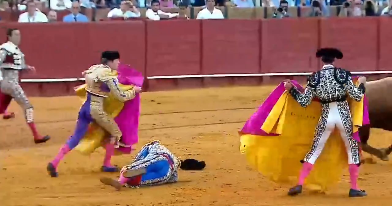 José Antonio Morante de la Puebla, tirado en el piso, luego de ser corneado en Sevilla.