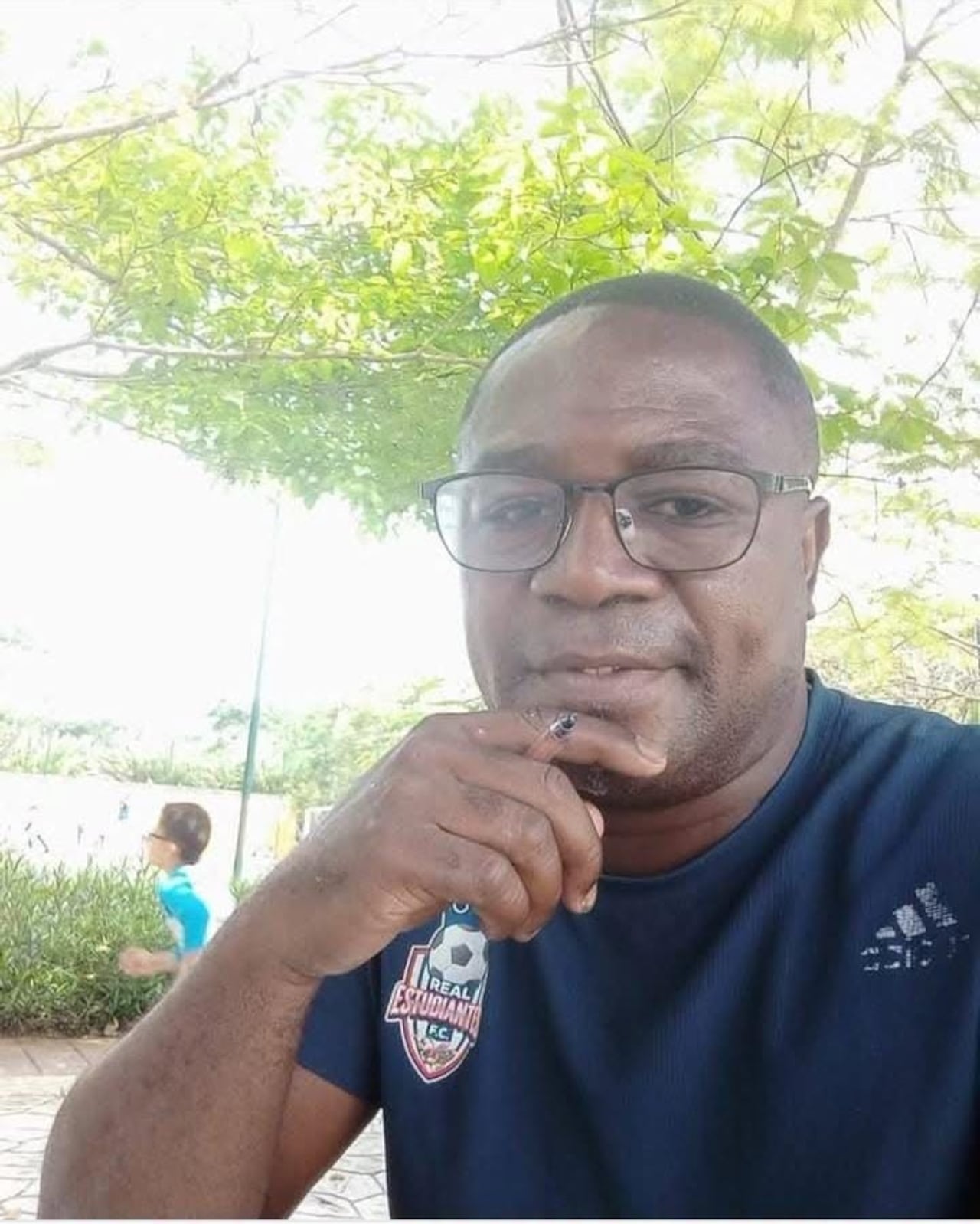 El reconocido entrenador de fútbol recibió dos impactos de arma de fuego cuando se movilizaba hacia la cancha de Santa Elena. Fue trasladado a Cali y permanece bajo atención médica.