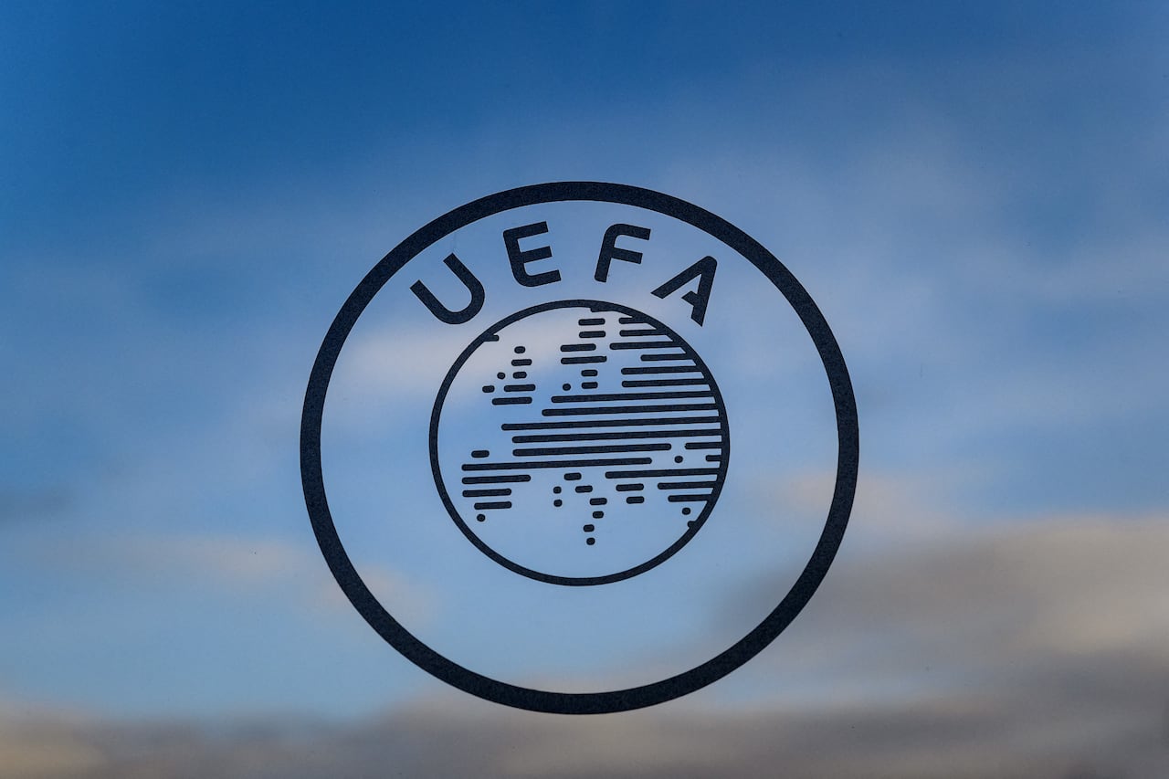 Un logotipo de la UEFA, la organización rectora del fútbol europeo. (Foto de Fabrice COFFRINI / AFP)